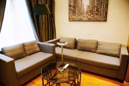 上海浦东机场惊人一幕:7名中东游客托运40多个行李箱