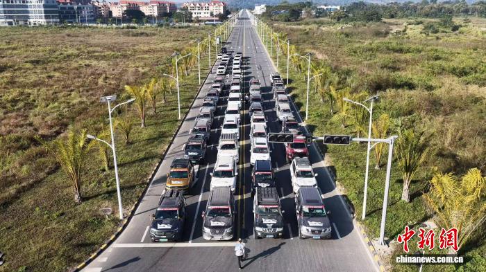 中老车手齐聚会晒越野场地技巧赛 展现速度与精
