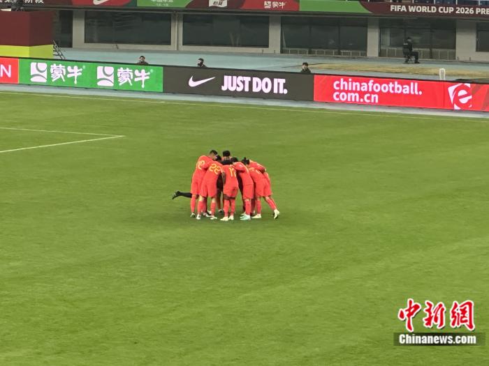 国足在主场四比一力克新加坡终结五场不胜再点