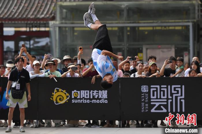 张家界天门山天梯炫技：