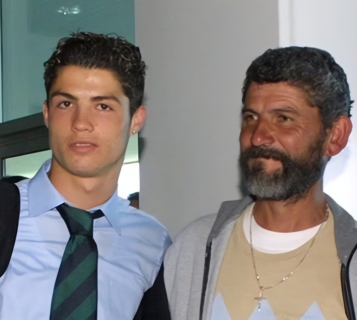 C罗父亲节晒合照悼念早逝父亲 回忆父子情深