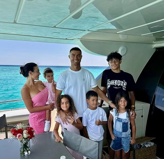 C罗父亲节晒合照悼念早逝父亲 回忆父子情深