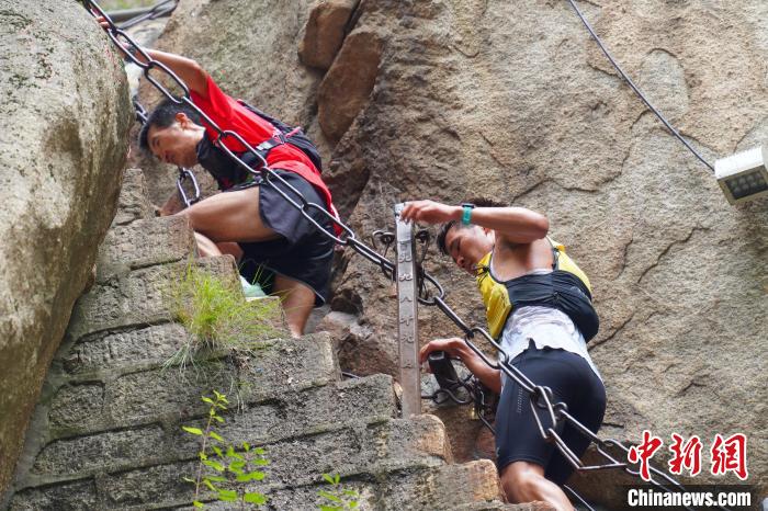 陕西1500余名登山爱好者竞逐华山之巅 展现全民健